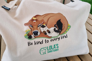 Who said you can't look good and spread awareness about animal welfare at the same time? This bag is made from durable canvas material, perfect to use in hand or over the shoulder.